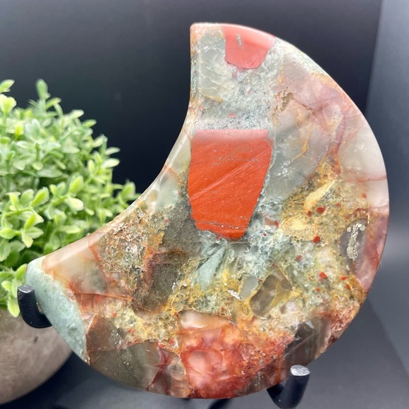 African Bloodstone Crystal Moon Carving 193g - Picture 2 of 3